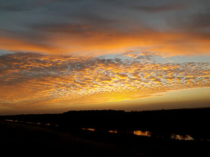 núvol, posta de sol, esponjós, cel, vermell, a la tarda, naturalesa, vespre, núvol - cel, color taronja, cloudscape, sol, escenics, llum solar, a l'aire lliure, paisatge, bellesa a la natura, imatge en color, cel dramàtic, sortida del sol - alba, alba, crepuscle, groc, silueta, escenics - natura, tranquil·litat, escena tranquil·la, medi ambient, cap gent, idíl·lic, escena no urbana, por, aigua, fosc, cel romàntic, 4K, CC0, domini públic, lliure de regalies