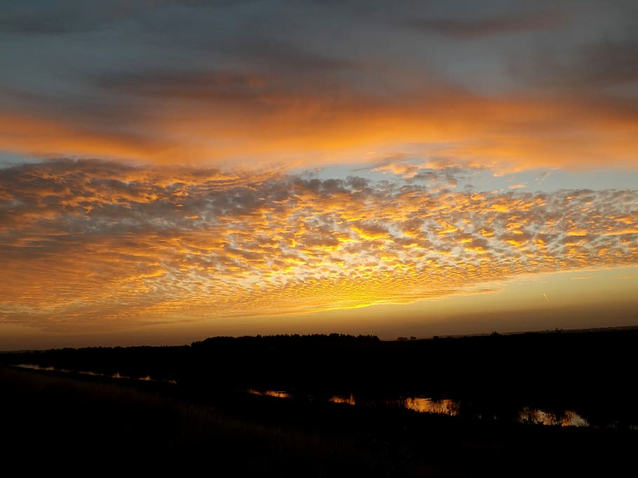núvol, posta de sol, esponjós, cel, vermell, a la tarda, naturalesa, vespre, núvol - cel, color taronja, cloudscape, sol, escenics, llum solar, a l'aire lliure, paisatge, bellesa a la natura, imatge en color, cel dramàtic, sortida del sol - alba, alba, crepuscle, groc, silueta, escenics - natura, tranquil·litat, escena tranquil·la, medi ambient, cap gent, idíl·lic, escena no urbana, por, aigua, fosc, cel romàntic, 4K