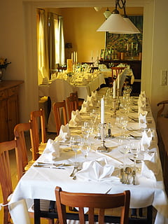 ślub, stół, stół, stół weselny, stół, dekoracja, bankiet, romans, pokrywa, uroczystość, sala, tablica, krzesło, luksus, restauracja, ustawienie miejsca, elegancja, siedzenie, oprawa, meble, stół obiadowy, obrus, biznes, brak, lampka wina, układ, jedzenie i picie, szkło, wyposażenie domu, szklanka, wewnątrz, oświetlony, przygotowanie, żadnych ludzi, obiad, jadalnia, porcelana, 4K