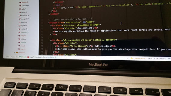 portable, macbook, pro, La technologie, ordinateur, codage, Les données, électronique, le piratage, html, clavier, Macbook Pro, réseau, la programmation, écran, script, travail, la communication, équipement informatique, lien, Technologie sans fil, à l'intérieur, l'Internet, écran de l'appareil, moniteur d'ordinateur, personne, texte, nombre, affaires, réseau informatique, fermer, écriture occidentale, la finance, interface utilisateur graphique, 5K, CC0, domaine public, libre de droits