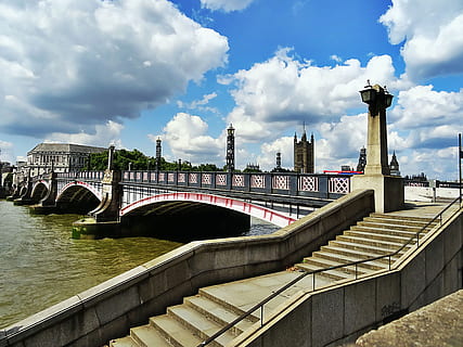 schody, nebe, voda, mraky, architektura, most, panoráma města, zábradlí, řeka, městský, stavba, spojení, most - mužská konstrukce, exteriér budovy, mrak - nebe, přeprava, město, Příroda, den, destinace, cestovat, cestovní ruch, věž, nikdo, oblouk, obloukový most, venku, kancelářská budova exteriér, mrakodrap, 2K, CC0, veřejná doména, bez autorských práv