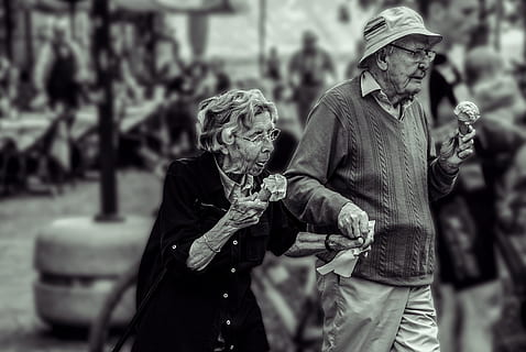 foto, hombre, mujer, participación, helados, hielo, Pareja, lamer, dulce, delicioso, chocolate, naranja, limones, adulto mayor, hombres mayores, hombres, machos, adulto, día, centrarse en primer plano, gente real, dos personas, gente, tres cuartos de longitud, ropa, adulto maduro, mujeres mayores, estilos de vida, planta, hombres maduros, al aire libre, 4K, CC0, dominio público, libre de derechos