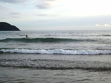 onades, platja, vacances, estiu, mar, beira mar, tranquil, aigua, bellesa a la natura, cel, onada, moviment, horitzó, escenics - natura, horitzó sobre l’aigua, terra, naturalesa, esport, núvol - cel, activitat d'oci, escena no urbana, davant del mar, gent, esport aquàtic, a l'aire lliure, 4K, CC0, domini públic, lliure de regalies