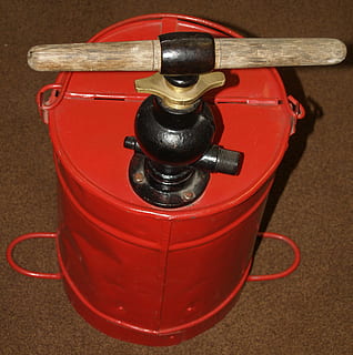 foc, rescat, dispositiu, vermell, primer pla, cap gent, metall, vista d’angle alt, a l'interior, centrar-se en primer pla, connexió, sòls, sol objecte, dia, natura morta, fet per l'home, control, maquinària, gestionar, equipament, protecció, cultura i entreteniment artístic, 1080P, CC0, domini públic, lliure de regalies