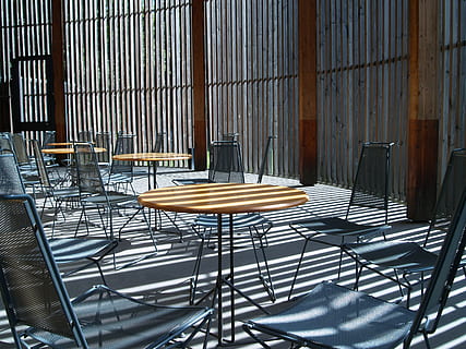 kafe, sidelys, forlatt, sete, fravær, stol, bord, ingen folk, tømme, møbler, dag, sollys, tre - materiale, innendørs, arkitektur, skygge, natur, metall, vindu, bygget struktur, bygning, restaurant, 2K, CC0, offentlig domene, opphavsrett gratis