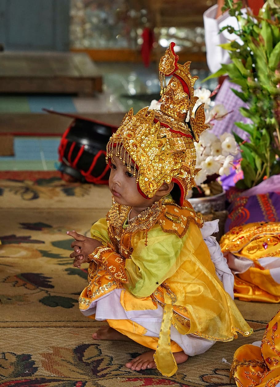 nens, nen, budista, cerimònia, Myanmar, Birmània, budisme, yangon, infància, celebració, una persona, centrar-se en primer pla, persones reals, disfressa, a l'interior, roba, dones, art i artesania, esdeveniment, estils de vida, representació, dia, creativitat, roba tradicional, cara oculta, 2K