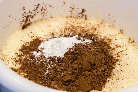 coacere, prepararea torturilor, cacao, făină, bucătărie, alimente, acasă coacere, amenda, de casă, mancare si bautura, mâncare dulce, a închide, în interior, desert, sol - culinar, dulce, zahăr, nici o persoana, natură moartă, ciocolată, zahar brun, ingredient, maro, băutură spirtoasă, prospeţime, gustare, culoare alba, selectiv, ispită, 5K, CC0, domeniu public, fără drepturi de autor