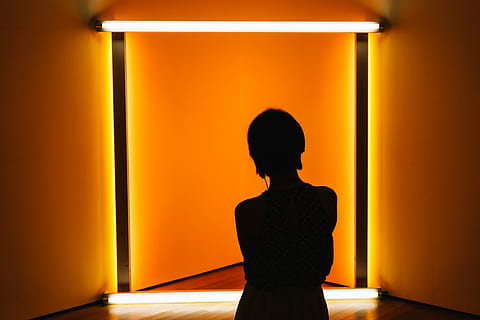 Frau, Stehen, Vorderseite, Gelb, Lampe, ätzend, Reflexion, Rechteck, Quadrat, zurück, Person, Kunst, Perspektive, Licht, Nyc, moma, minimal, gestalten, Kontrast, Orange, moderne Kunst, Silhouette, Neon-, orange Farbe, eine Person, beleuchtet, drinnen, Erwachsene, Lichtanlage, Wandbau - Funktion, die Architektur, Rückansicht, Taille hoch, Porträt, Betrachtung, Geschäft, Lebensstile, Männer, Bildung, 5K, CC0, gemeinfrei, lizenzfrei