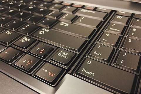 zwart, grijs, laptop computertoetsenbord, computer, laptop, kantoor, werk, toetsenbord, technologie, computer sleutel, internet, pc, bedrijf, detailopname, tekst, computerapparatuur, communicatie, computer deel, binnenshuis, verbinding, Draadloze technologie, geen mensen, westers schrift, brief, alfabet, draagbaar informatie-apparaat, zwarte kleur, 2K, CC0, publiek domein, royaltyvrij