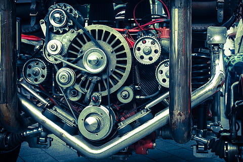 noir, gris, pièces de moteur, machine, moteur, technique, voiture, métal, partie machine, transport, La technologie, équipement de fabrication, usine, industrie, complexité, mode de transport, machinerie, véhicule terrestre, à l'intérieur, partie de véhicule, équipement, véhicule à moteur, lien, fermer, personne, roue, mécanicien, garage, 1080P, CC0, domaine public, libre de droits