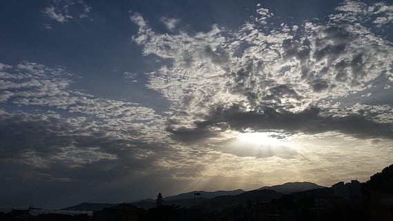 Sol, himmel, solnedgång, moln, hav, stråle, vista, horisont, upplyst, bakgrundsbelysning, blå, ljus, kväll, liguria, gul, sky orange, färgad himmel, kvällshimmel, Semester, atmosfär, landskap, stad, natur, belysning, skymning, augusti, kyrka, lampor, Italien, lugn, sommar, gryning, moln - himmel, byggnad exteriör, arkitektur, skönhet i naturen, solljus, byggd struktur, scenics - natur, inget folk, byggnad, silhuett, solstråle, lågvinkelvy, utomhus, clouds, 1080P, CC0, offentligt domän, royaltyfria