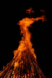 midtsommer, Brann, brenne, Blaze, flamme, rød, gul, mørk, natt, verv, flammevegg, brenning, brann - naturlig fenomen, varme - temperatur, ingen folk, bål, natur, lav vinkel visning, utendørs, varselskilt, tre - materiale, bevegelse, skilt, himmel, oransje farge, kommunikasjon, glødende, ødeleggelse, 5K, CC0, offentlig domene, opphavsrett gratis