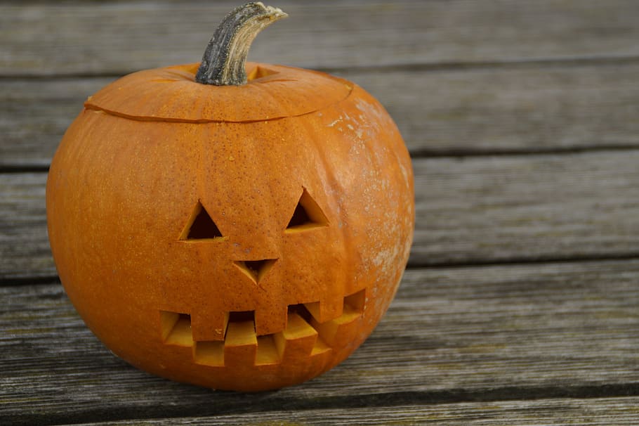 Kürbis, Kürbisse, Orange, hell, Herbst, Herbstdekoration, saisonal, dekorativ, Dekoration, Halloween, Halloween Kürbis, Kürbisgeist, Lebensmittel, Feier, Essen und Trinken, Holz - Material, anthropomorphes Gesicht, Kreativität, orange Farbe, anthropomorph, Gesicht, keine Leute, Jack o 'Laterne, Stillleben, Nahansicht, Tabelle, einzelnes Objekt, Kunst, 5K