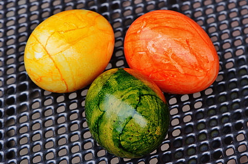 Paști, oua de Paste, colorat, Paste Fericit, ou, culoare, alimente, mancare si bautura, mâncat sănătos, bunăstare, prospeţime, fruct, vegetal, nici o persoana, a închide, vedere în unghi mare, culoare portocalie, natură moartă, în interior, model, Culoarea verde, grup de obiecte, mancare cruda, dovleac, curmal japonez, portocale, 5K, CC0, domeniu public, fără drepturi de autor