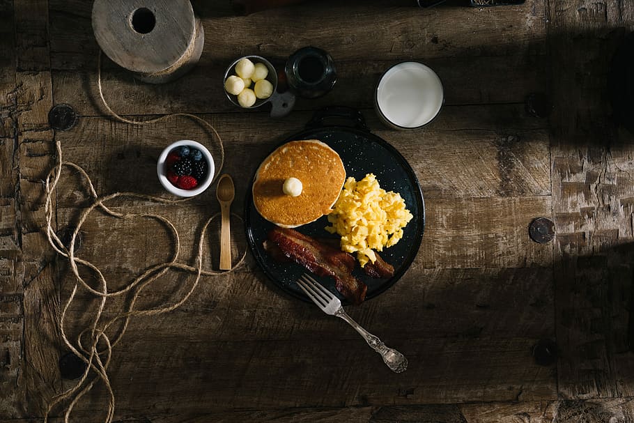 lívanec, máslo, škrábání vejce, slanina, sloužil, Černá, keramický, deska, tahanice, vejce, keramická deska, jídlo, dřevo - materiál, stůl, rustikální, Svačina, přímo nad, jídlo a pití, uvnitř, příprava, nikdo, kuchyňské nádobí, jíst nádobí, Zdravé stravování, svěžest, vysoký úhel pohledu, připraven jíst, miska, zeleniny, ovoce, lžíce, blahobyt, vybavení domácností, stolní nůž, pokušení, 5K