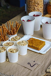 kaffe, brød, dessert, menu, sød, mad og drikke, bord, mad, kop, ingen mennesker, friskhed, stilleben, drikke, beholder, klar til at spise, skål, høj vinkel visning, velvære, indendørs, sund kost, krus, forfriskning, tæt på, fokus på forgrunden, dag, glas, morgenmad, 1080P, CC0, offentligt domæne, royaltyfrie