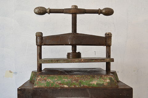 stampa, compattazione, compatto, impastare, raduno, tricheco, premere la carta, tipografia, comprimere, avvicinamento, nessuno, sfondo bianco, giorno, all'aperto, cielo, metallo, arrugginito, vecchio, in casa, legno - materiale, intemperie, caratteristica della parete, attrezzatura, macchinario, concentrarsi sulle conoscenze acquisite, bilancia, architettura, acqua, posto a sedere, storia, 4K, CC0, dominio pubblico, privo di copyright