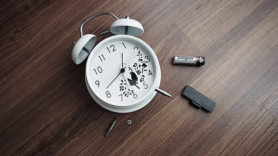 orologio, puntamento, 00:42, tempo, morto, rotto, Scadenza, minuto, Data, corsa, presto, incidente, autunno, sveglia, in casa, girato in studio, nessuno, tavolo, mano minuta, legno - materiale, quadrante, strumento del tempo, precisione, numero, natura morta, avvicinamento, vista dall'alto, metallo, controllando l'ora, color argento, venatura del legno, cronometro, 4K, CC0, dominio pubblico, privo di copyright