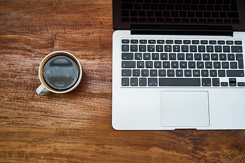 tazza di caffè, accanto, macbook, professionista, caffè, computer, il lavoro, lavoro, tastiera, sfondo, avvicinamento, tecnologia, il computer portatile, moderno, fotografia, bar, tavolo, cappuccino, Buongiorno, tazza, caffè espresso, foto di cibo, bere, nutrizione, scrivere, corso, prendi nota, ristorante, foto, caffeina, bevanda, mattina, cibo, latte macchiato, Marrone, svegliare, prima colazione, dispositivo di informazione portatile, connessione, legno - materiale, tecnologia wireless, comunicazione, in casa, attrezzatura informatica, natura morta, nessuno, direttamente sopra, vista dall'alto, tastiera del computer, smart phone, cibo e bevande, rinfresco, tasto del computer, 5K, CC0, dominio pubblico, privo di copyright