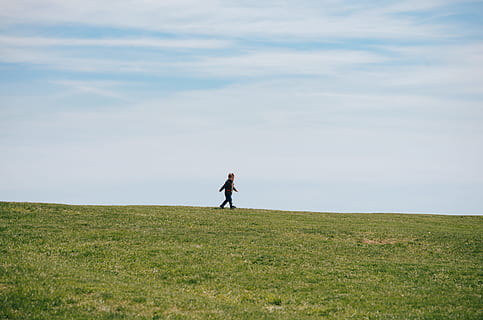 Kind, Gehen, Grün, Rasenplatz, Person, Grasfeld Foto, allein, draußen, Natur, Menschen, Männer, Himmel, eine Person, Gras, Erwachsene, kaukasischer Abstammung, kopieren sie platz, Frau, gesunder Lebensstil, Feld, in voller Länge, Land, grüne Farbe, echte Menschen, Pflanze, Lebensstile, Freizeitbeschäftigung, Schönheit in der Natur, Tag, Landschaft, wolke - himmel, Umgebung, Seitenansicht, Stehen, 2K, CC0, gemeinfrei, lizenzfrei