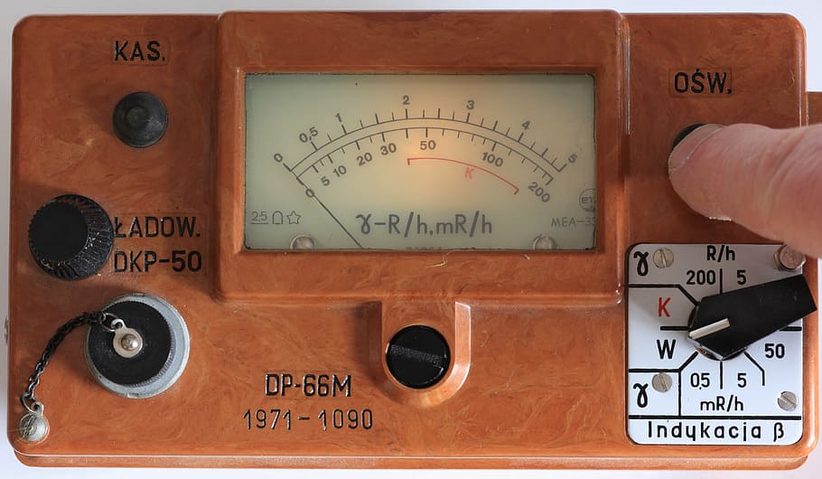 Polònia, soviètic, fred, guerra, geiger, comptador, radioactivitat, radiació, comprovar, marcar, indicador, instrument de mesura, equipament, voltímetre, multímetre, comptador elèctric, tecnologia, nombre, mà humana, part del cos humà, primer pla, text, mà, material de fusta, a l'interior, antiguitat, precisió, gent, termòmetre, estils de vida, metre: instrument de mesura, control, temperatura, dit, 4K