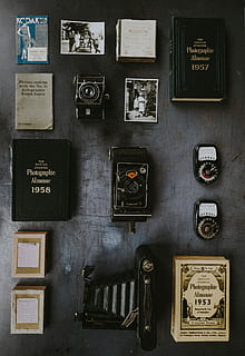 càmeres vintage, fotografia plana, vintage, càmeres, flatlay, càmera, vell, llibre, comunicació, text, a l'interior, cap gent, arranjament, variació, directament a sobre, tecnologia, marc, elecció, taula, natura morta, gran grup d'objectes, guió occidental, estil retro, material de fusta, grup, ordre, 2K, CC0, domini públic, lliure de regalies