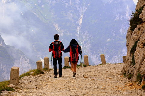 caminar, excursió, ruta, carretera, muntanya, pasubio, Itàlia, motxilla, parella, longitud completa, activitat d'oci, dues persones, vista del darrere, naturalesa, adult, dones, cel, viatjar, gent, dia, senderisme, escenics - natura, unió, estils de vida, homes, persones reals, aventura, a l'aire lliure, 4K, CC0, domini públic, lliure de regalies