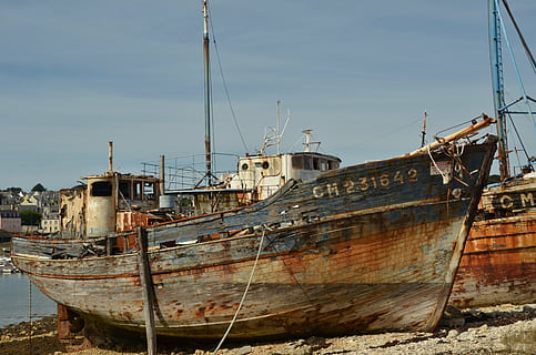 wreck, boat, ship, shipwreck, ship wreck, old, wood, metal rust, expired, resting place, cemetery, nautical vessel, sky, abandoned, water, mode of transportation, transportation, decline, deterioration, nature, no people, run-down, day, moored, damaged, sea, obsolete, rusty, sailboat, outdoors, ruined, fishing industry, fishing boat, 4K, CC0, public domain, royalty free