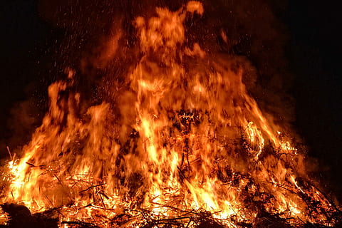 pääsiäisen tulipalo, tuli tuli, tuli liekki, antaa potkut, liekki, pääsiäinen, tulli, loimu, tulipalo - luonnollinen ilmiö, lämpö - lämpötila, palaa, punainen, kokko, helvetti, hehkuva, luonto, keltainen, lähikuva, oranssi väri, liike, yö-, ei ihmisiä, puu, puu - materiaali, loki, hämärtynyt liike, ulkona, polttopuut, varoitusmerkki, merkki, nuotio, 4K, CC0, public domain, rojaltivapaa