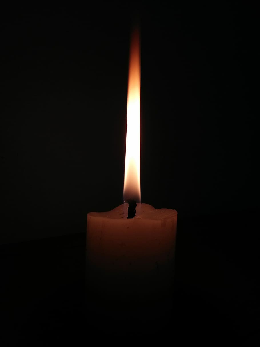svíčka, api, svítilna, světlo, pochodeň, temný, plamen, hořící, teplota - teplota, černé pozadí, nikdo, oheň, požár - přírodní jev, uvnitř, studio shot, detail, svítí, Příroda, vosk, řeřavý, kopie prostor, temná místnost, domácí místnost, oranžová barva, tání, zářivost, 2K
