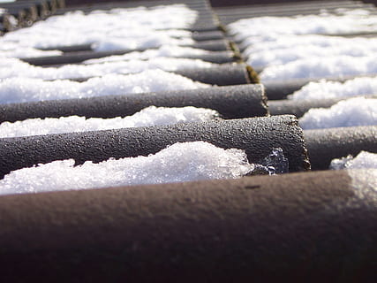 nieve, invierno, frío, blanco, hielo, deshielo, techo, temperatura fría, el color blanco, día, de cerca, nadie, enfoque selectivo, cubierta, congelado, naturaleza, en una fila, modelo, escarcha, al aire libre, antecedentes, fotograma completo, tierra, rueda, nivel de la superficie, 2K, CC0, dominio público, libre de derechos