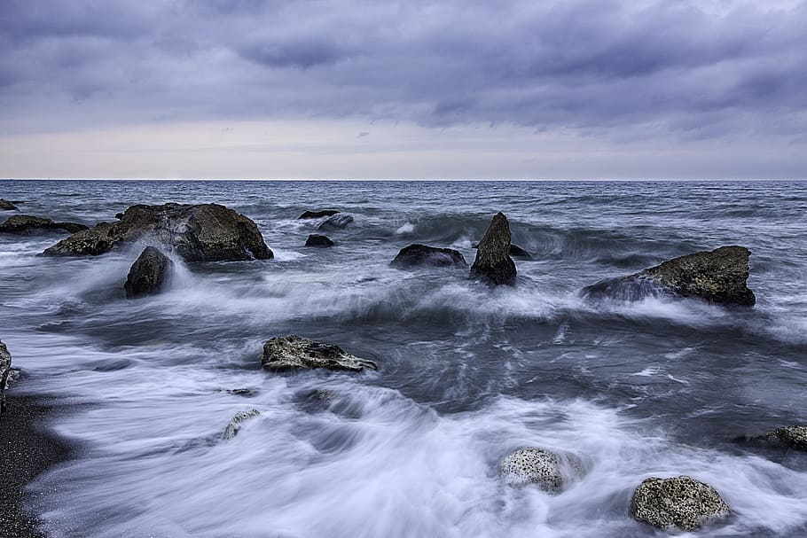 Foto, tanzende Wellen, Felsen, Strand, Mittlere Felsen, Wellen, Weiß, wolkig, Himmel, tagsüber, Felsformation, Wolke, Ozean, Wasser, Meer, Tide, Natur, Welle, Rock - Objekt, Küste, seelandschaft, Landschaft, szenen, Sturm, wolke - himmel, Blau, keine Leute, Horizont über Wasser, draußen, Wasserrand, Schönheit in der Natur, Wetter, Wolkengebilde, Bewegung, Rock, solide, Szenen - Natur, Langzeitbelichtung, Horizont, Land, Sport, Umgebung, 4K