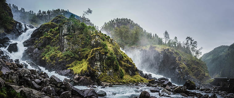 låtefossen foss, elv, omgitt, tre, dagtid, fjell, foss, sprut, klippe, bergarter, skog, tåke, eventyr, Latefossen, Norge, naturskjønnhet - natur, skjønnhet i naturen, fast, rock-objekt, miljø, anlegg, stein, natur, reise, land, landskap, reisemål, himmel, turisme, sky - himmel, ingen folk, utendørs, furutre, nåletre, furuskog, 8K, CC0, offentlig domene, opphavsrett gratis