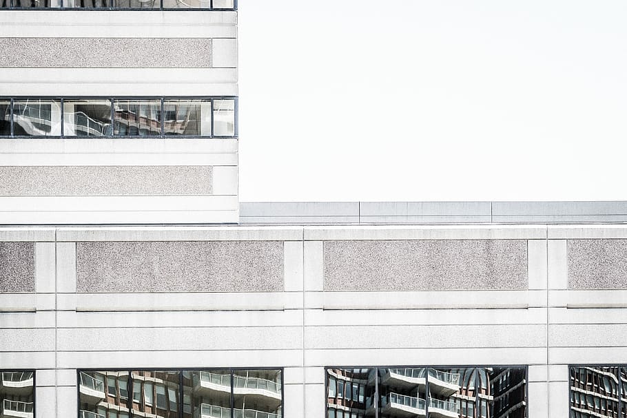 weißes Betongebäude, grau, Weiß, Beton, Gebäude, die Architektur, Fenster, neutral, abstrakt, minimal, gebaute Struktur, Gebäudehülle, Glas - Material, Tag, Stadt, Reflexion, keine Leute, Wandbau - Funktion, modern, draußen, öffentliche Verkehrsmittel, Geländer, Büro, Bürogebäude außen, Muster, transparent, 5K