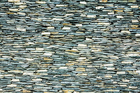 gris, marró, blanc, concret, paret de roca, paret, maons, arquitectura, fons, pedres, apilats, marc complet, textura, patró, abundància, cap gent, gran grup d'objectes, dia, a l'aire lliure, sòlid, naturalesa, aspre, vista d’angle alt, estructura construïda, pedra - objecte, pedra, rock, repetició, directament a sobre, teula de teulada, 1080P, CC0, domini públic, lliure de regalies