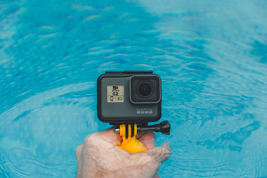 osoba, hospodářství, hrdina gopro, Černá, Staň se profesionálem, akční kamera, voda, bazén, Fotoaparát, ruka, zařízení, technologie, lidské ruky, část lidského těla, lidský prst, jedna osoba, detail, skutečných lidí, fotografická témata, plavecký bazén, den, životního stylu, modrý, část těla, osobní perspektivy, fotoaparát - fotografické vybavení, Příroda, prst, lidská končetina, digitální fotoaparát, 5K