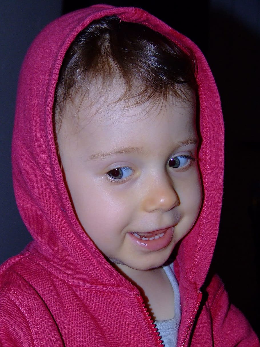 ein kleines kind, Rosa, Jacke, Aussicht, Kind, Kindheit, Porträt, Kopfschuss, eine Person, süß, lächelnd, Kamera betrachten, Unschuld, Nahansicht, Mädchen, drinnen, Vorderansicht, echte Menschen, Kleidung, Frauen, Glück, suchen, pinke Farbe, Körperteil, Kapuze - Kleidung, menschliches Gesicht, schwarzer Hintergrund, 2K
