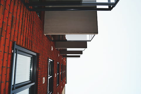 edifici, maons, vidre, arquitectura, la llum del dia, exterior, articles de vidre, modern, a l'aire lliure, urbà, finestres, estructura construïda, vista d’angle baix, cap gent, exterior de l'edifici, finestra, cel, cel clar, dia, maó, funció de construcció de parets, paret de maó, paret, patró, directament a sota, tecnologia, vermell, 5K, CC0, domini públic, lliure de regalies