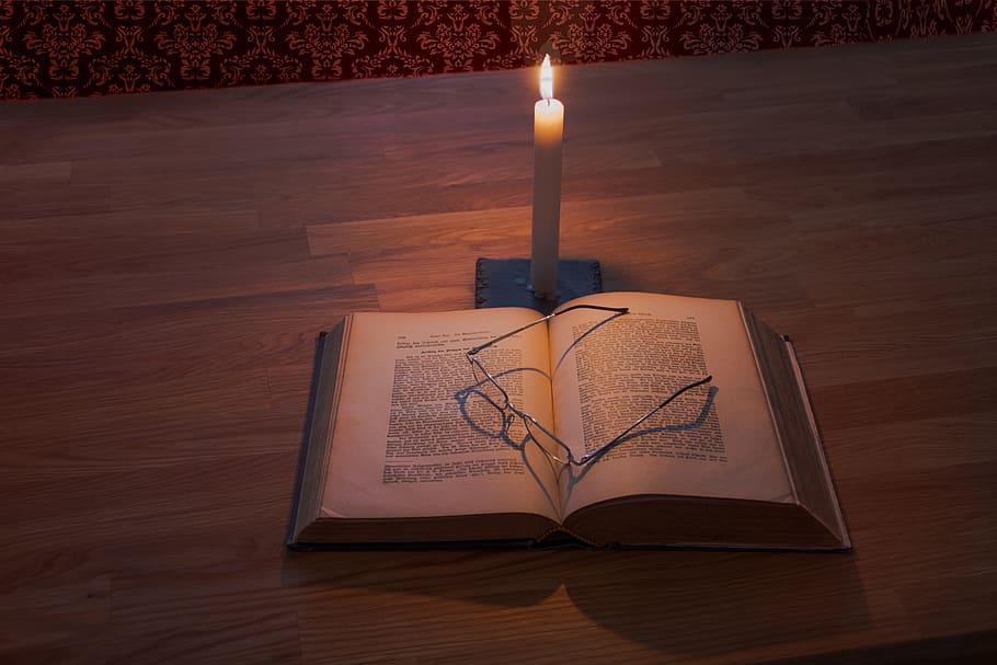 bianca, rastremazione, candela, libro, Marrone, di legno, tavolo, formazione scolastica, studia, bicchieri, lettere, lettura, imparare, leggere, luce, splendore, calore, Bibbia, fiamma, fuoco, ardente, in casa, illuminato, fuoco - fenomeno naturale, legno - materiale, nessuno, calore - temperatura, vista dall'alto, natura morta, raggiante, portacandele, carta, attrezzatura per l'illuminazione, natura, legna, emozione, 5K