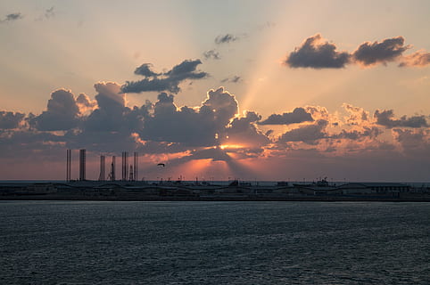 apus de soare, Dubai, nori, cer, Abendstimmung, u a e, industrie, nici o persoana, fabrică, stack de fum, nor - cer, mediu inconjurator, arhitectură, combustibil și generarea de energie electrică, probleme de mediu, natură, construită, poluare, frumusețe în natură, apă, liniște, exteriorul clădirii, mare, în aer liber, poluarea aerului, 4K, CC0, domeniu public, fără drepturi de autor