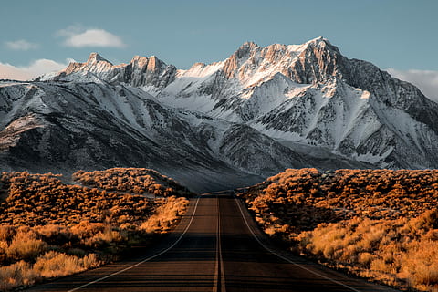 sierre orientali, fotografia, montagna, coperto, la neve, giorno, catena montuosa, vertice, paesaggio, scenics - natura, bellezza nella natura, natura, cielo, ambiente, mezzi di trasporto, direzione, nessuno, autunno, nuvola - cielo, destinazioni di viaggio, la strada davanti, strada, temperatura fredda, montagna innevata, all'aperto, picco di montagna, 5K, CC0, dominio pubblico, privo di copyright