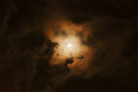 dlouho, noc, Jasný, Červené, měsíc, bílý, mraky, pokryté, nebe, mrak, oranžový, slunce, unsplash, červená noc, milovat, fotografie, krajina, prostor, Příroda, tapeta na zeď, astronomie, mrak - nebe, úplněk, nikdo, krása v přírodě, venku, řeřavý, dramatická obloha, svítí, scéna s oblaky, temný, hvězda - prostor, průzkum vesmíru, kouř - fyzikální struktura, měsíční svit, zářivost, 4K, CC0, veřejná doména, bez autorských práv