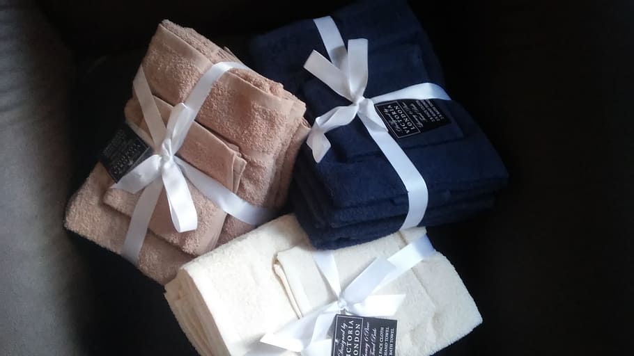 bílý, hnědý, modrý, textil, ručníky, svazku, stuha - šicí položka, stuha, luk, Dárková krabička, dar, svázaný luk, uvnitř, studio shot, černé pozadí, box - kontejner, stálý život, box, detail, nikdo, papír, kontejner, šperky, překvapení, zabalené, emoce, luxus, 2K