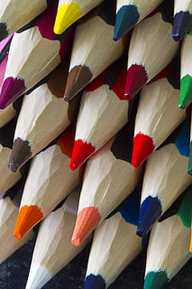 punte di matita a colori assortiti, arte, creativo, scuola, creatività, colori, disegno, matite, pastelli, arcobaleno, scuola materna, matite colorate, matite di legno, grande gruppo di oggetti, arte e artigianato, multicolore, legno - materiale, natura morta, avvicinamento, sfondi, nessuno, matita, matita colorata, mestiere, fotogramma intero, in casa, strumento di scrittura, abbondanza, variazione, pila, rosso, scelta, 5K, CC0, dominio pubblico, privo di copyright