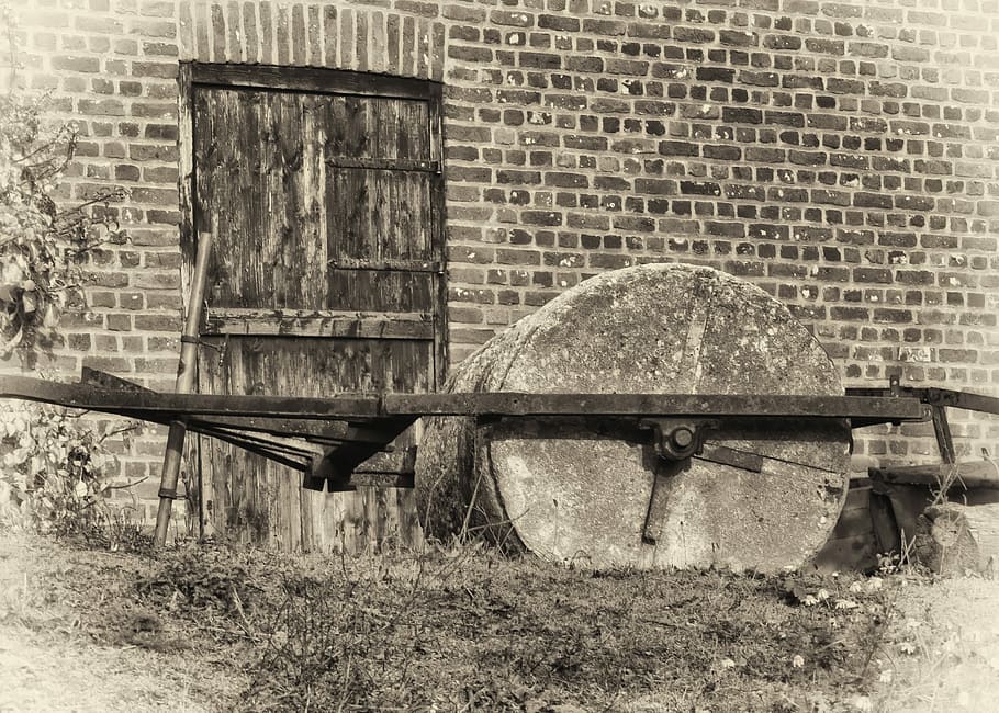rulle, gård, værktøj, maskine, høst, gård, værktøj, køretøj, arbejde, indledende rulning, høsttid, trække tilbage, historisk, erhvervskøretøj, kornmark, høvogn, landskab, traktor, landbrug, arbejdsmaskine, Mark, landbrugsmaskiner, dag, udendørs, ingen mennesker, arkitektur, bygget struktur, bygning udvendig, gammel, forladt, væg, murbygningsfunktion, forældet, mursten, beskadiget, natur, græs, våben, murstens væg, forvitret, jord, hjul, 5K