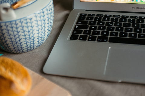 macbook hava detayı, Macbook Air, detay, nesneleri, dizüstü, bilgisayar, teknoloji, Internet, insansız, bilgisayar klavyesi, kapatmak, ekipman, kablosuz teknoloji, iletişim, içeriye, bağ, tablo, tuş takımı, bilgisayar donanımı, yüksek açılı görünüş, mektup, natürmort, kâğıt, seçici odak, Metin, yiyecek ve içecek, 4K, CC0, kamu malı, telif ücretsiz