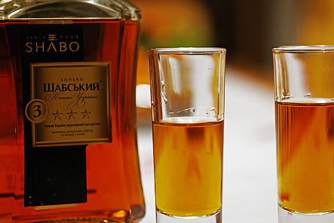 alkohol, koncentrerad, dryck, brandy, förfriskning, mat och dryck, text, dricksglas, västra skriptet, öl, glas, närbild, öl - alkohol, inomhus, inget folk, hushållsutrustning, behållare, kommunikation, ölglas, bar - dryck anläggning, fortfarande liv, variation, pint glas, bardisk, 5K, CC0, offentligt domän, royaltyfria