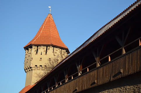 věž, zeď, architektura, budova, město, kámen, pevnost, starý, vnější, Dějiny, místo, hrad, Evropa, Rumunsko, sibiu, stavba, exteriér budovy, destinace, nebe, náboženství, čisté nebe, cestovat, místo uctívání, modrý, nízký úhel pohledu, víra, Příroda, cestovní ruch, čas, most, venku, hodiny, nikdo, most - mužská konstrukce, ciferník, 1080P, CC0, veřejná doména, bez autorských práv