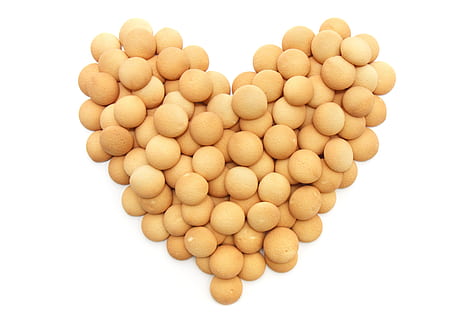 hjerte, formet, bunke, bage, kiks, kage, cookie, småkager, nuttet, dekoration, lækker, dessert, mad, kærlighed, form, lille, snack, sukker, sød, smag, behandle, valentinsdag, gul, bælgplanter, mad og drikke, hvid baggrund, rå fødevarer, studio skud, frø, sund kost, tæt på, isolerede, hvid, ingen mennesker, bønne, tør, organisk, ingrediens, Brun, Vegetarmad, hjerte form, skåret ud, indendørs, friskhed, stilleben, velvære, stor gruppe af objekter, direkte over, kopiere plads, overflod, sødt mad, legume familie, fristelse, 4K, CC0, offentligt domæne, royaltyfrie