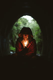 home, portar, marró, il·luminació de la jaqueta amb caputxa, coincidir, túnel, encaputxats, jaqueta, gent, fosc, homes, a l'aire lliure, una persona, solitud, adult, nit, la soledat, caputxa - roba, només adults, adult madur, fantasmal, un sol home, persones reals, cremant, a l'interior, vista frontal, roba, celebració, estils de vida, homes madurs, foc, activitat d'oci, mascles, retrat, flama, brillant, 4K, CC0, domini públic, lliure de regalies